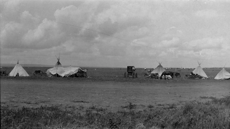 Bilete av indianarleir ved Sisseton i Midt-Vesten, USA, der noko av familien til Edvard Hoem enda opp. Foto: Stavig House Museum/Romsdalsmuseets fotoarkiv.